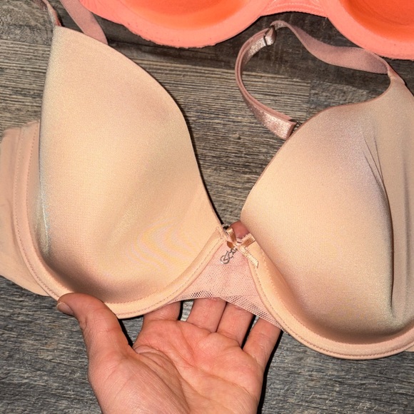 Victoria’s Secret bras 32DD - Picture 2 of 6